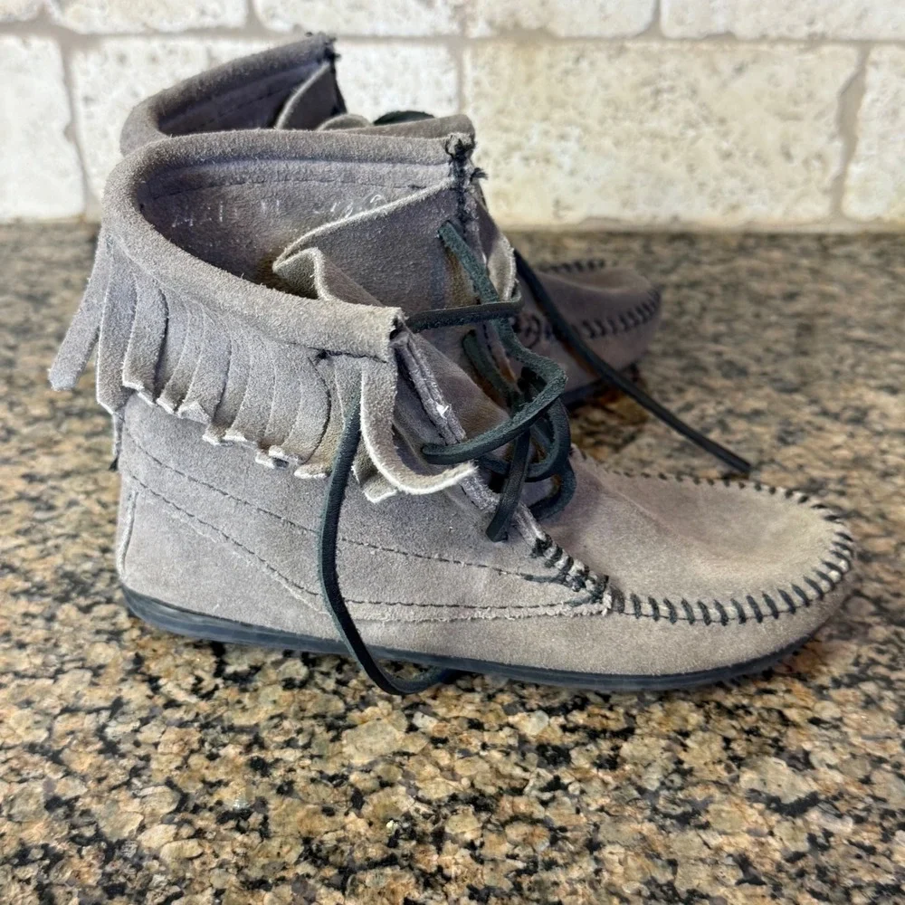 Minnetonka Kids Fringe Moccasin Ankle Boots Gray Suede Size 10 Lace Up